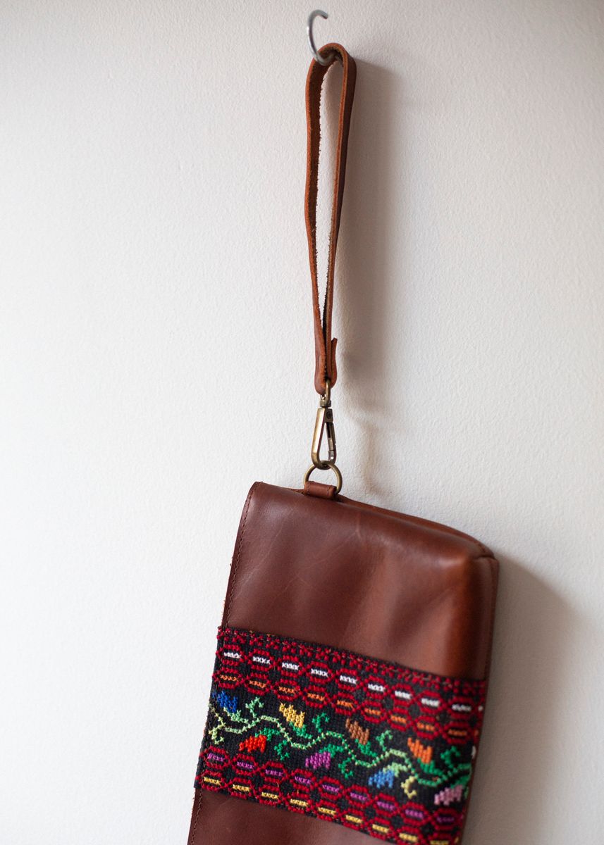 Liten brodert skinnveske, brun