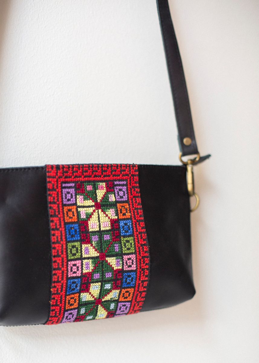 Liten brodert skinnveske, svart