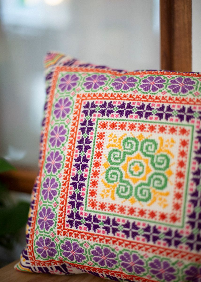 Brodert putetrekk, flerfarget