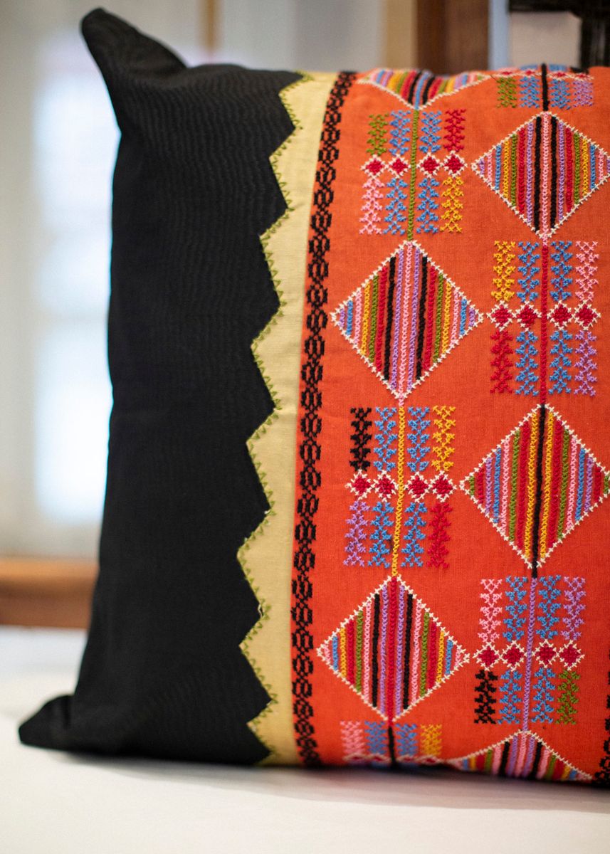 Brodert putetrekk, svart og flerfarget