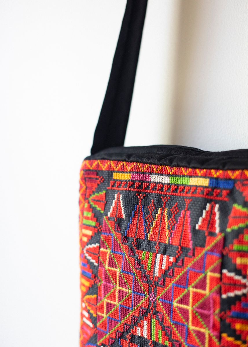 Brodert veske, sort, rød og flerfarget