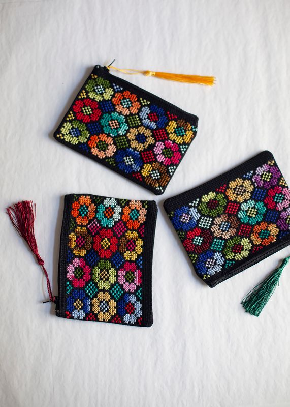 Liten brodert pung, svart og flerfarget