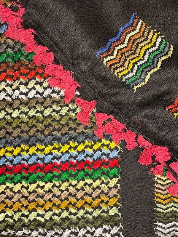 Stor keffiyeh, svart og fargerik, ulike kanter