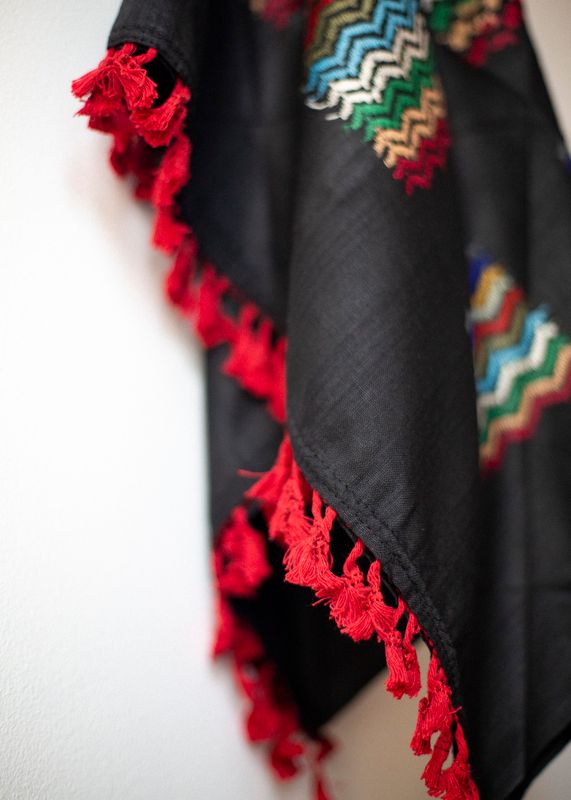 Stor keffiyeh, svart og fargerik, ulike kanter