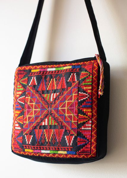 Hovedbilde Brodert veske, sort, rød og flerfarget