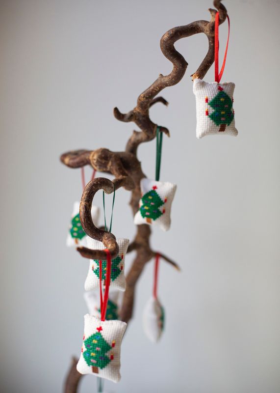 Håndbrodert pynt, Threads of Hope