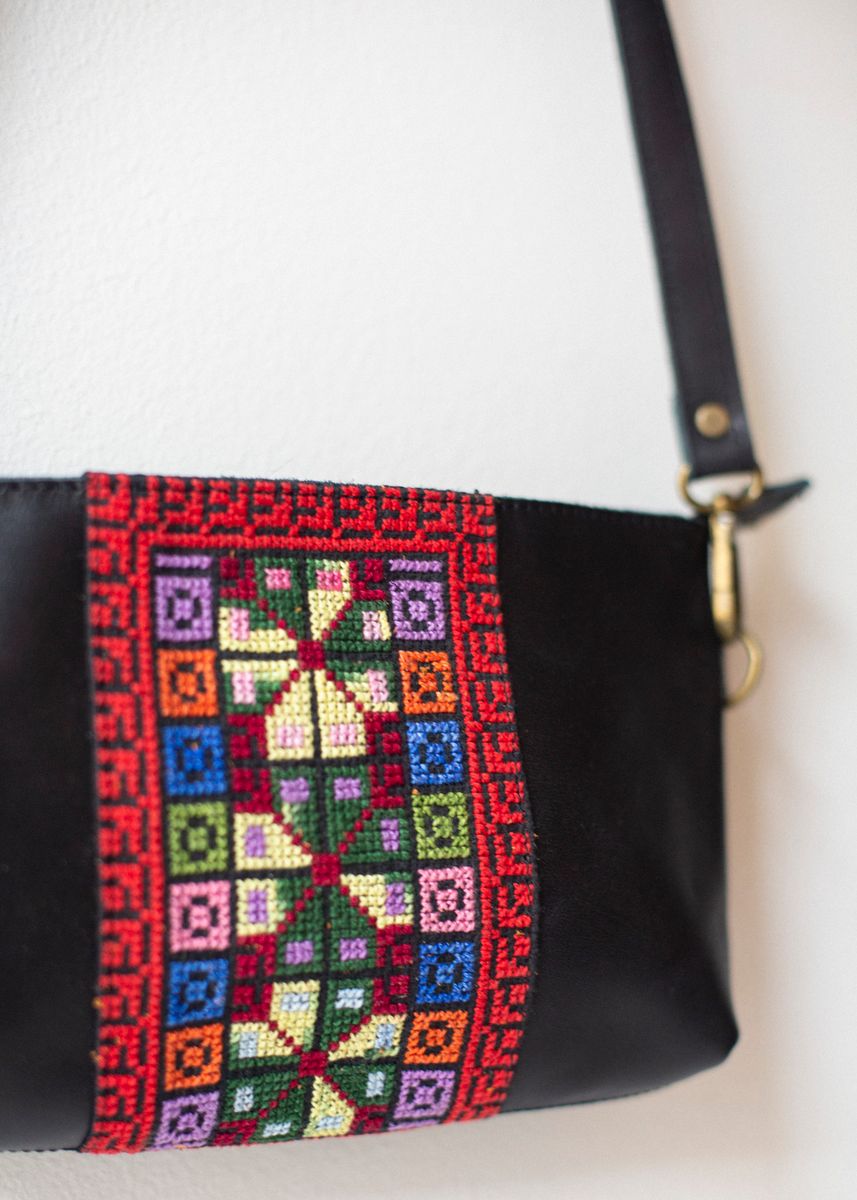 Liten brodert skinnveske, svart