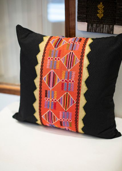 Hovedbilde Brodert putetrekk, svart og flerfarget