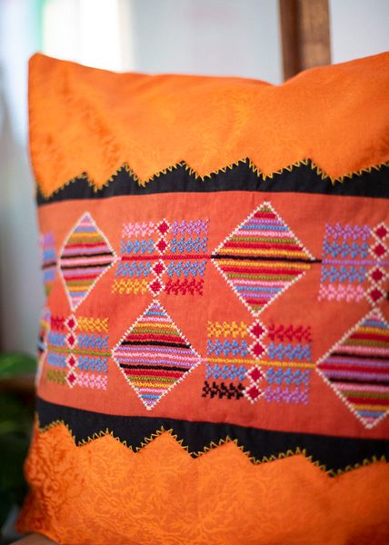 Hovedbilde Brodert putetrekk, oransje og flerfarget