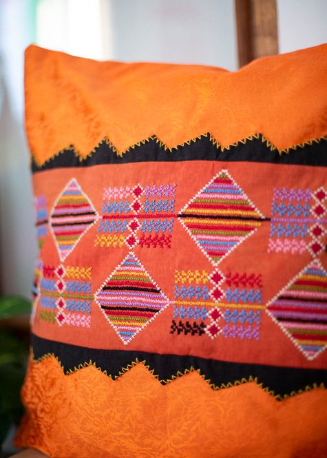 Hovedbilde Brodert putetrekk, oransje og flerfarget