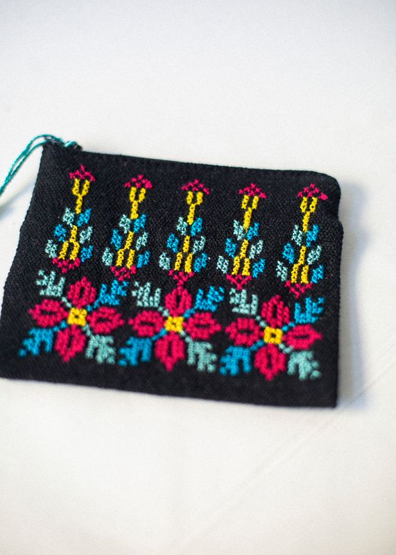 Liten brodert pung, svart og flerfarget