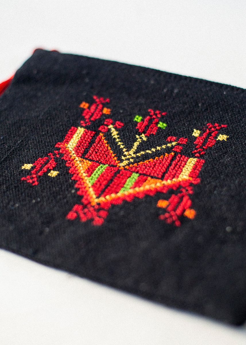 Stor brodert pung, svart og rød